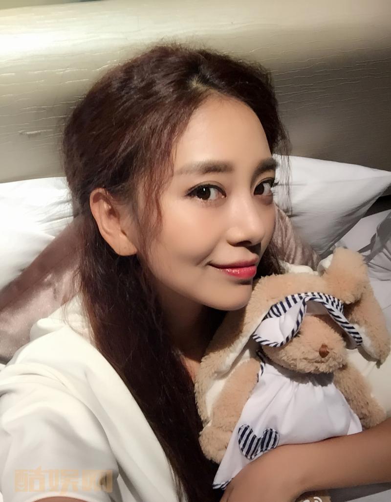 我手机里的自己。。和。。。。别人手机里的我。。。。。[崩溃]觉得有点对不起卡老板@张璐aka 赞助的高大上手机壳[甜馨哭哭] 