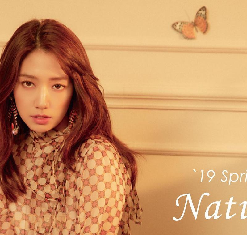 #朴信惠[超话]#.作为国内首个Mojosphine缪斯活跃的演员朴信惠(@ ssinz7)由信惠演员独有的情调填满的19SS COLLECTION.#mojosphine#모조에스핀 #19SS#collection#muse#朴信惠#parkshinhyecr：mojo.s.phine 翻译：桃子 
