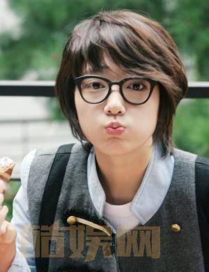 #朴信惠[超话]# #朴信惠0218生日快乐# 13岁出道，出演了无数作品，让我们看到了许多不一样的角色，成为了受到大家喜爱的朴演员。而今天，是朴演员的破壳日，感谢有你，让我们的人生旅途也变得丰富多彩起来。感谢你促进着我们也变成更好的人。我们期待着新一岁的你，会变的更加的优秀，我们希望新一岁的...全文