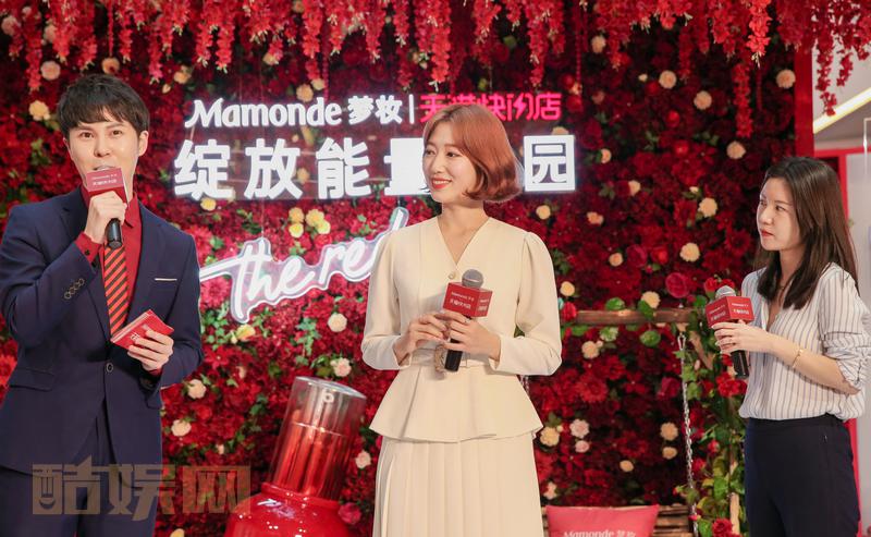 #InStyle大明星# 5月24日，@朴信惠 作为梦妆全球品牌代言人，现身梦妆&ldquo;绽放能量花园&rdquo;快闪店上海站，并携手品牌共同发布重磅新品&ldquo;梦妆红小胖精华&rdquo;（红色焕活肌底修护精华露）