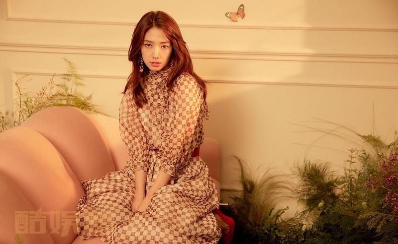 #朴信惠[超话]#盐公司ins更新#박신혜 #Parkshinhye #朴信惠신혜 배우만의 무드가 가득 담긴 모조에스핀 화보!&lsquo;모조에스핀&rsquo;의 국내 첫 뮤즈로 활약할 신혜 배우에게 많은 관심과 애정 부탁드려요!!-#여성캐릭터브랜드 #모조에스핀 #MOJOSPHINE #새로운 #뮤즈 # @mojo.s.phine 