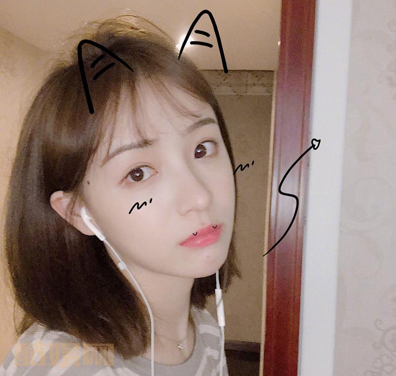 图三四戴了美瞳，感觉挺适合我的惹( &acute;▽` ) 