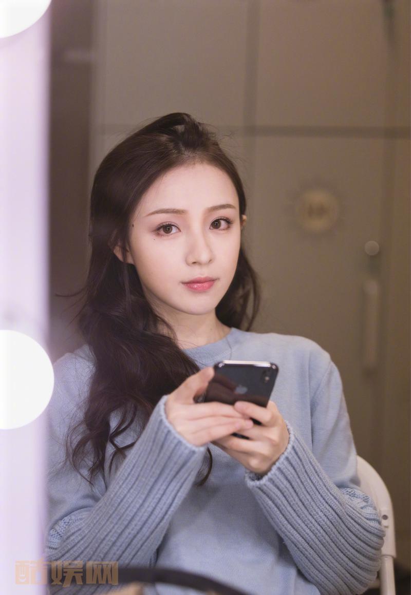 今天是演出后台有摄影师拍照的珂。然后是评论坐等直播截图的珂。