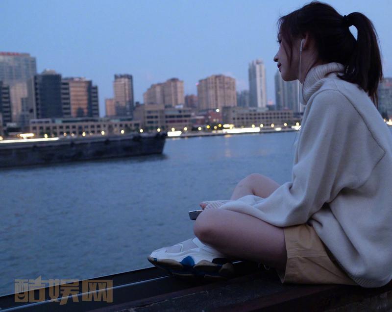 从亮到黑。江边。摆姿势的我，拍照的你。周末愉快～ 