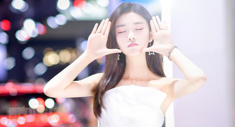 照片剖析 : 你拍吧，只能再拍一张哦，哼，还不下班，哎呀，别拍了我下班了～明年重庆还能再见吗。 