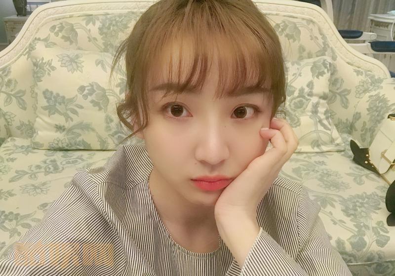 #托腮自拍大赛# 我也跟个风 是这样吗