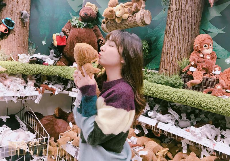 无论是在片场、公园、还是在街道上...只要出现在公共场合，我都一定会给爱犬拴上牵引绳，这是对大众和自己的宝贝都负责任的表现