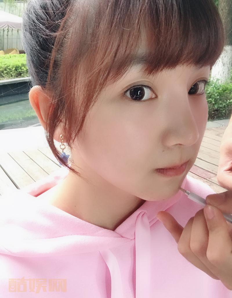 前几天在片场遇到了一只流浪狗狗，一直跟着我赶也赶不走，没办法我只能把它带回家啦