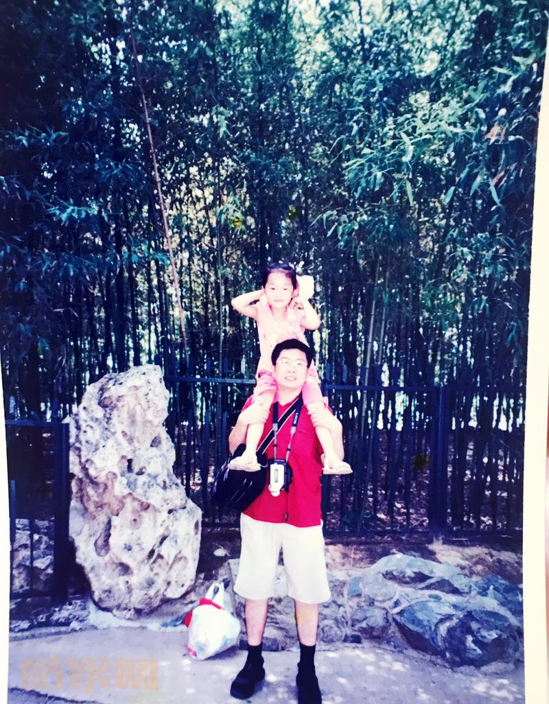 今天去爷爷奶奶家，爷爷像宝贝似的捧出了这么一摞珍贵的历史资料