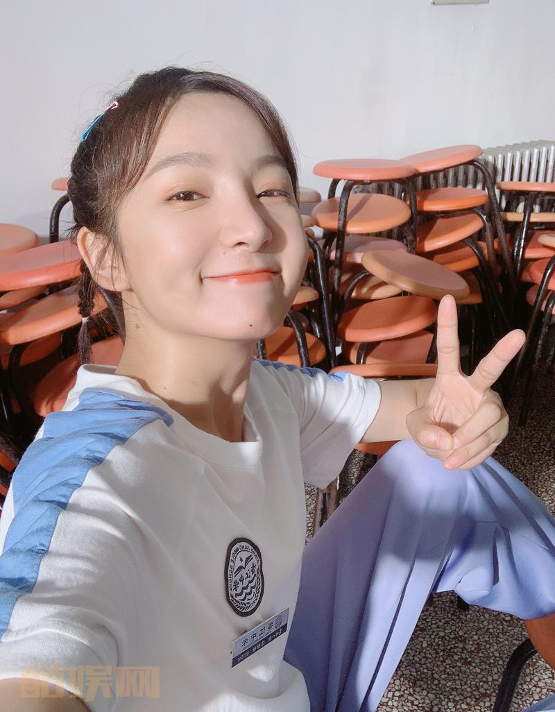 #学生时代喜欢一个人的表现# 大概就是想把最好吃的零食都给你，没写的作业我借你抄，你上课睡觉我给你打掩护，一起罚站都觉得是在约会吧～ 