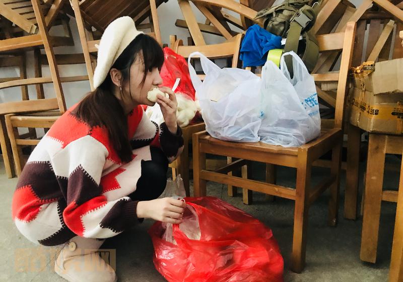 道具老师在现场需要防火防盗防白霖～一不小心道具就被我吃了，哈哈哈哈哈哈哈哈哈哈！@独家记忆官微 