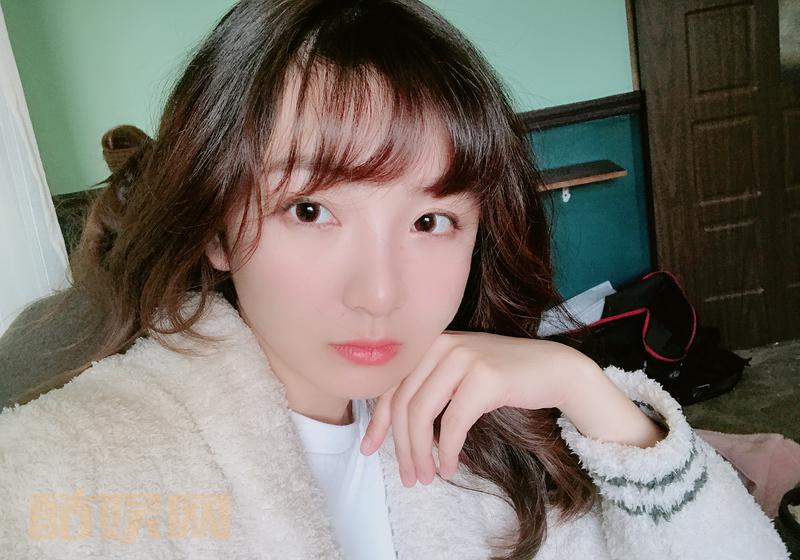 白霖今天很听话，不仅穿了秋裤，而且还是能蹬在脚上的那种