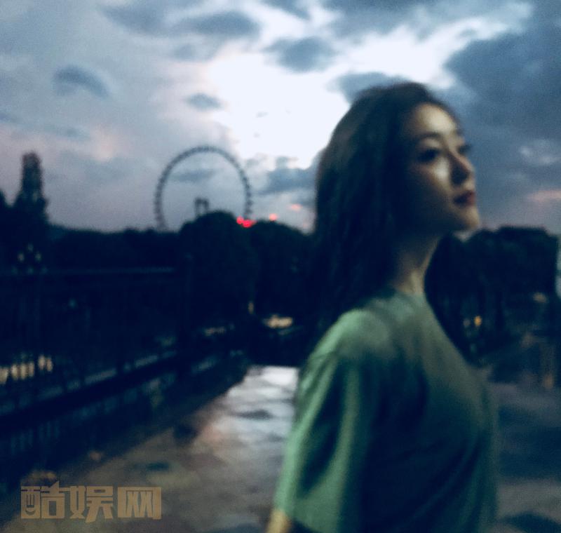 跟小伙伴一起淋雨 开心