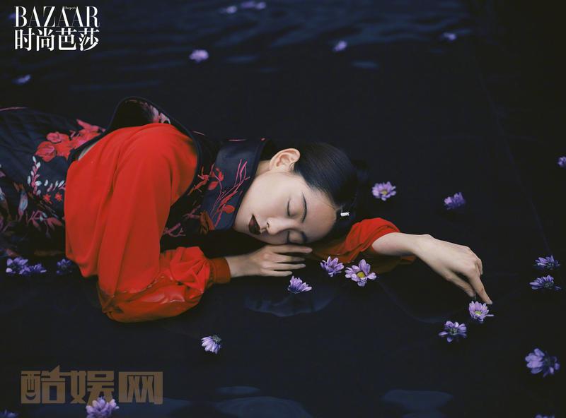 #BazaarVPop# 《#新金庸女孩#》之周芷若@祝绪丹Bambi，渴望爱的清纯少女，历经世事堆积，命运剧变，也只能如花凋般转变，爱情之外，亦有师门、家国，千钧重担压在柔弱肩头。命运漩涡中染就的赤红与靛紫，未尝不是生命别样的华彩。编辑/策划：@BAZAAR_Angela @高二令 （@时尚芭莎BazaarV ）摄影师：...全文