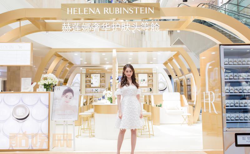 感谢@HR赫莲娜 邀请来到岛城@青岛海信广场 为新柜台剪彩，体验「奢华护肤头等舱」，瞬间变身精致#赫莲娜女孩#，玩得很开心！好好护肤，我们一起#源源新生力 年轻无所惧# 