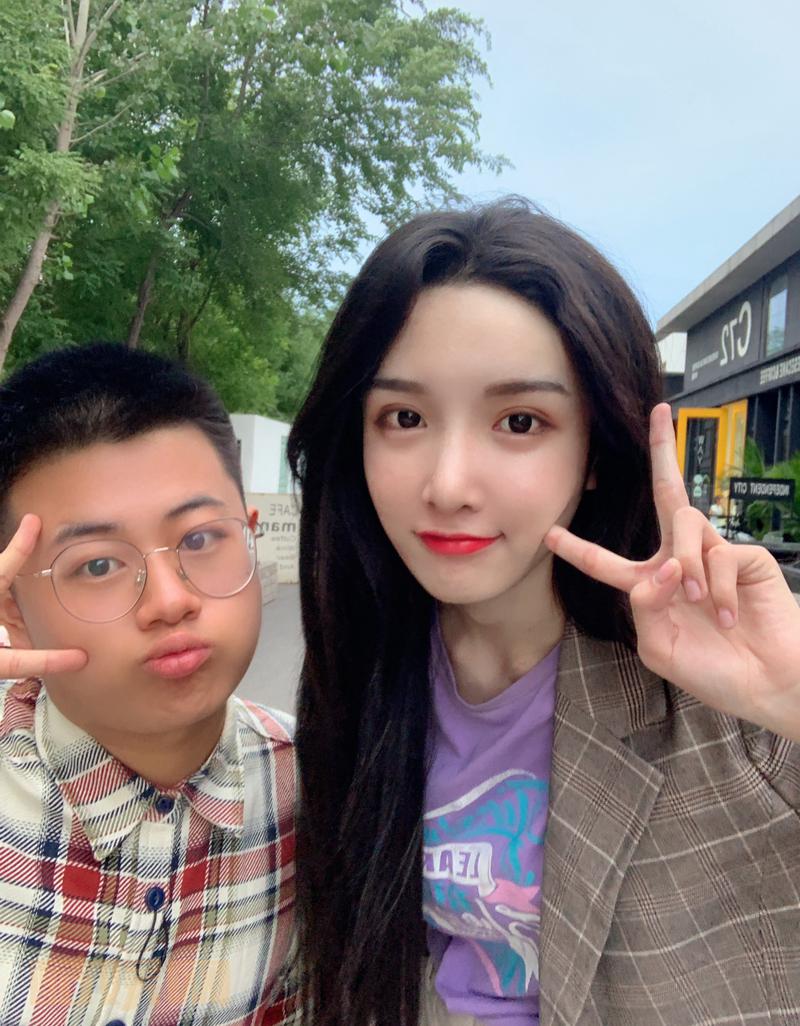 #我叫abbily[超话]# bb们 我要休假十天了～要去拔牙 可能还要带牙套 因为我的一对虎牙长得越来越大了 然后上唇就有点凸 看着很奇怪  过两个月我可能还要带矫正牙套！  最近不更新是要做好准备了..顺便给自己放个假 今天热感冒还是依然坚持着去拍图了 [委屈] 刚好已经很久没出过北京城了准备回老家看看 