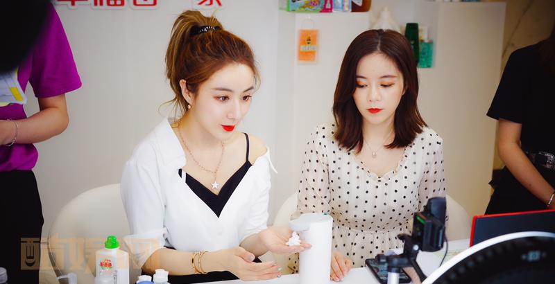 今天直播时候，我还在说，昨天播完发现只有一只腿上被叮的全是包，另一只腿完全没事