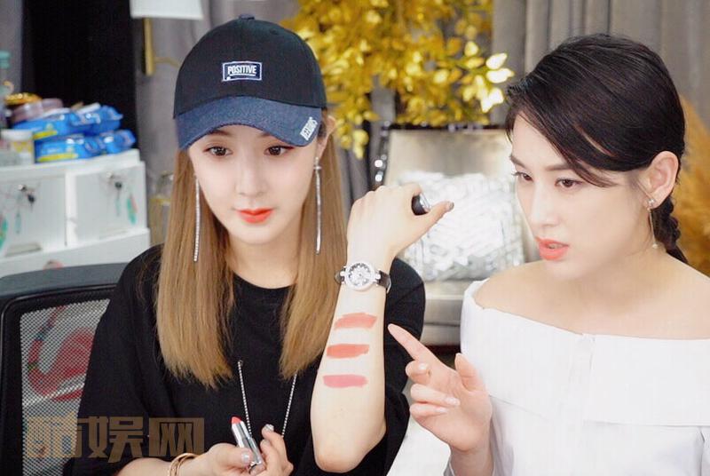 感谢圣依@黄圣依 来到直播间，跟大家分享美妆好物