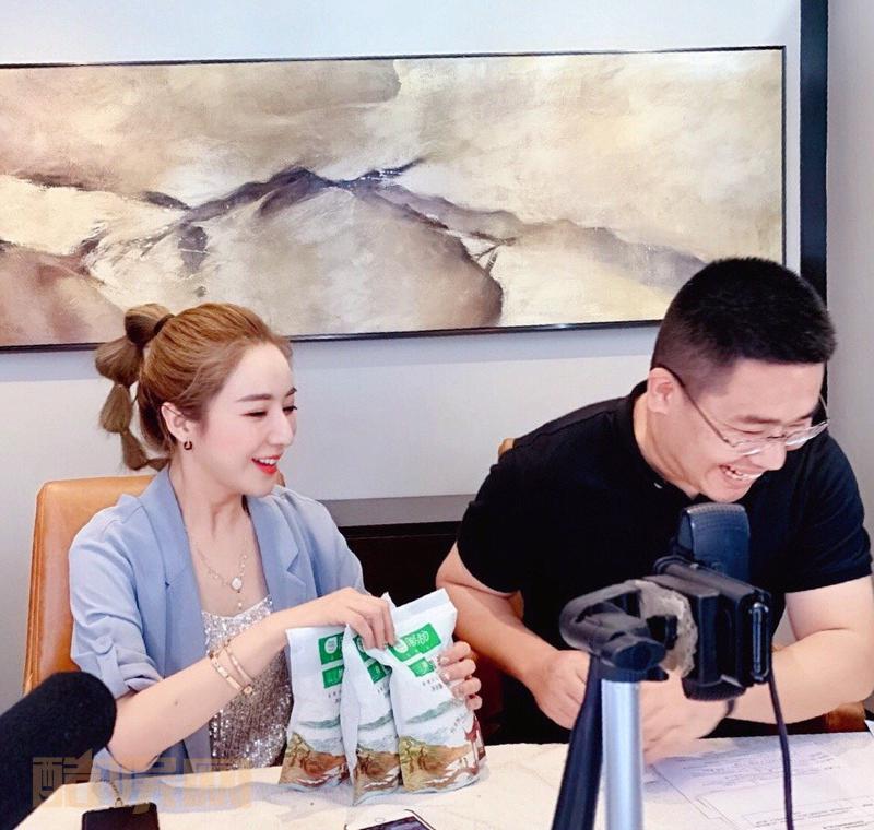 几位县长带来了最新鲜的农产品，今天的直播变成了大型吃播现场，县长在讲，我忙着吃