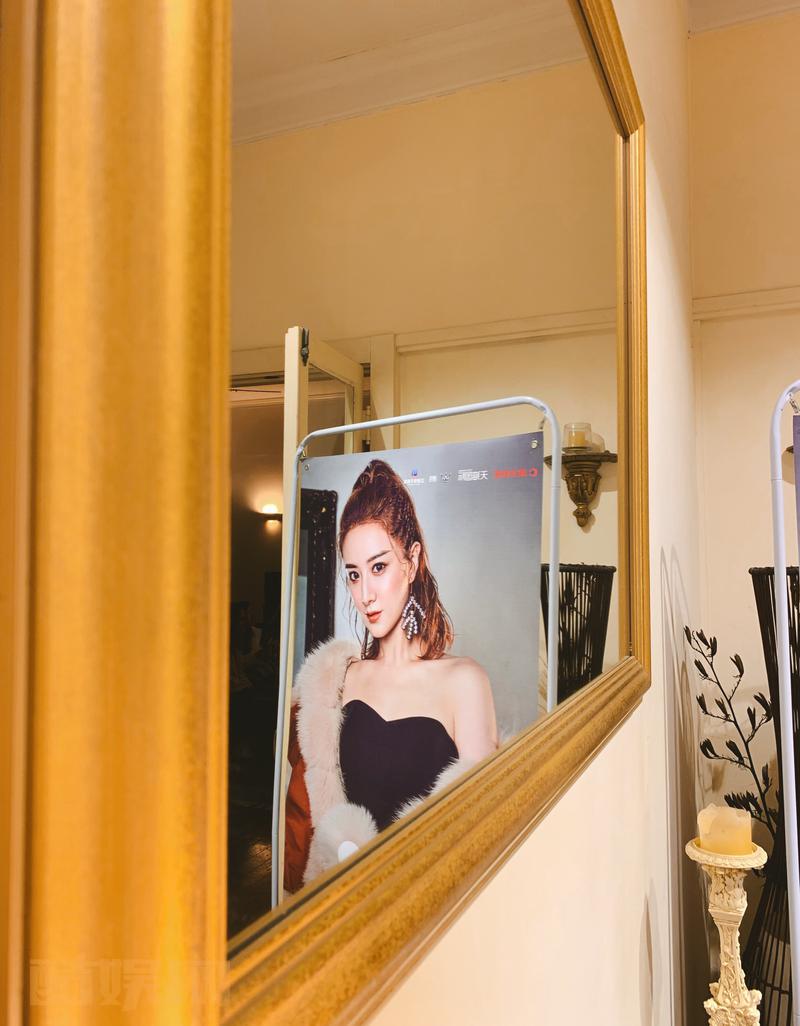 #薇娅的小日常# 现在是当地时间凌晨4:08，刚下直播，准备对品。新西兰的凌晨，清冷且安静。据说这边下班早的，下午3、4点就下班了，晚一点的6点以后就都回家了