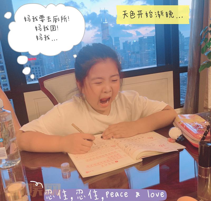 #薇娅的小日常# 说好我化妆她在我对面写作业，然后&hellip;妈妈，口渴&hellip;好饿&hellip;上厕所&hellip;还是口渴&hellip;妈妈，头疼&hellip;妈妈，口渴&hellip;饿&hellip;上厕所&hellip;好累啊