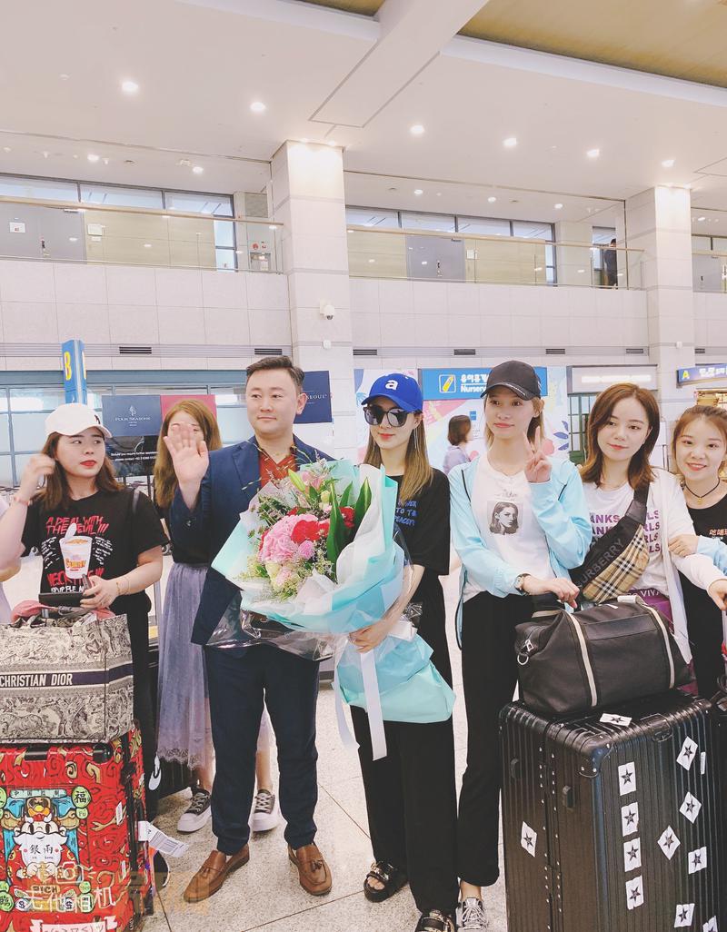 到韩国啦！刚下飞机，看见仁川机场免税店的招牌韩妆，正好都是我们直播间给大家准备的哦