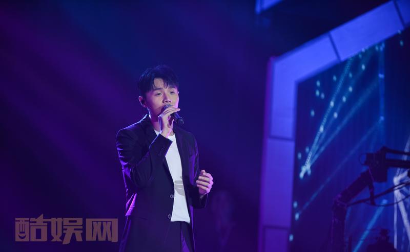 #爱宠狂欢节[超话]#送上各种颜色的李老师，成都的鲸鱼们你们太幸运了！#李荣浩##爱宠狂欢节# @李荣浩 @李荣浩吧 @李荣浩贵州粉丝会 @李荣浩成都粉丝会 @李荣浩全国粉丝团 