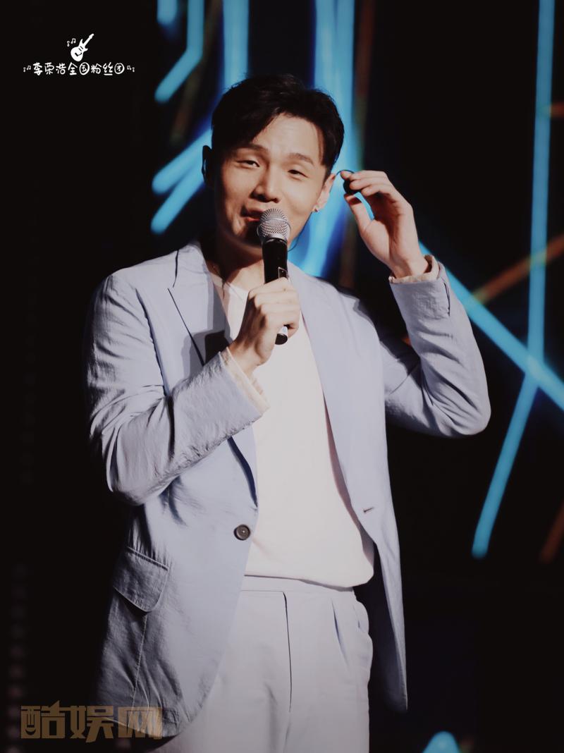 #李荣浩[超话]# 希斯曼非你不可群星璀璨之夜 | 0831“我感觉我没有什么词汇来夸你因为都略显平庸”#让我永远爱你[音乐]# @李荣浩 二改二传返图：花椒 