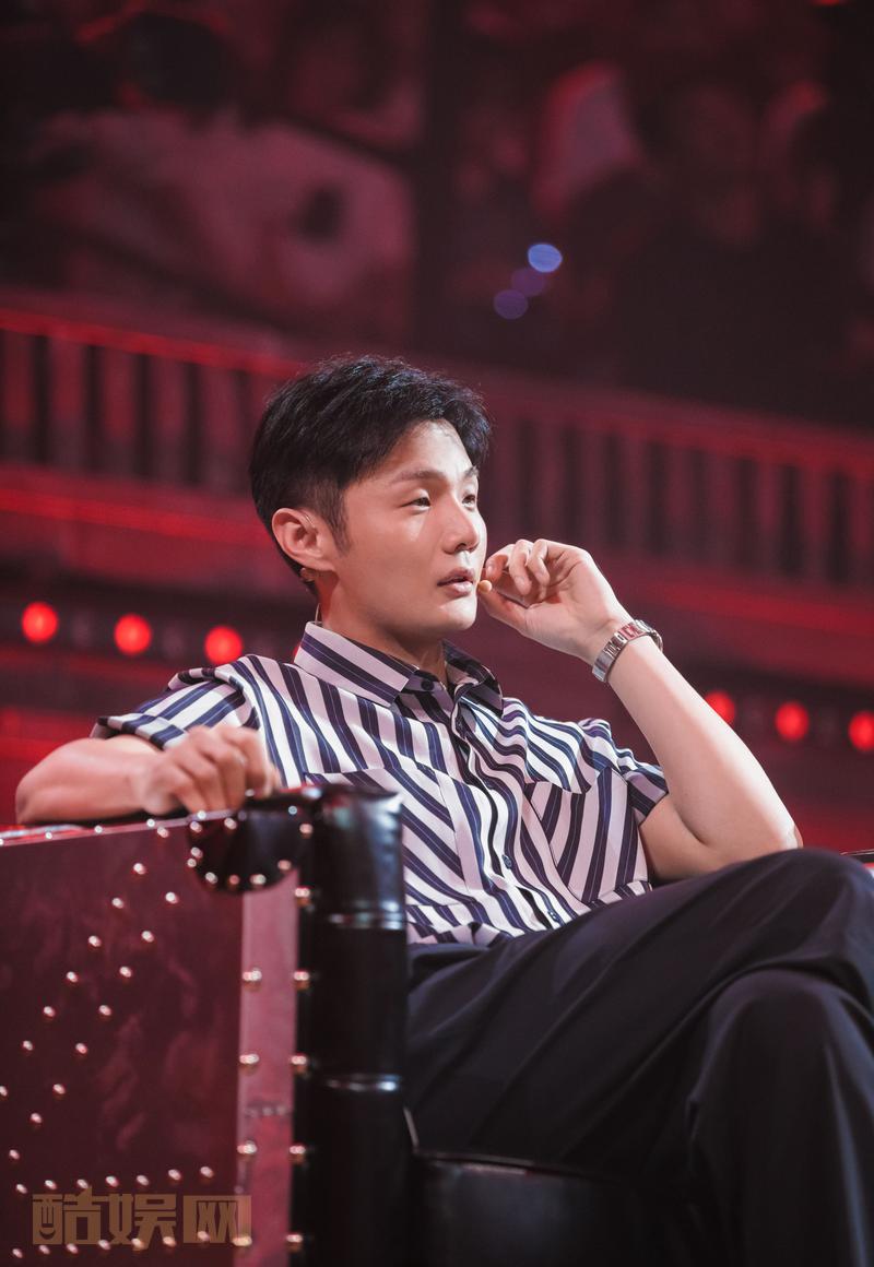 #李荣浩[超话]# 乐队之所以是乐队，乐队之所以能带来好的作品，是因为每个乐队成员都在往同一个方向使劲，几个人的光芒聚拢在一起才是锋芒。今晚八点，别忘了上优酷和李领队@李荣浩 一起乐队吧[羞嗒嗒]#李荣浩一起乐队吧# 