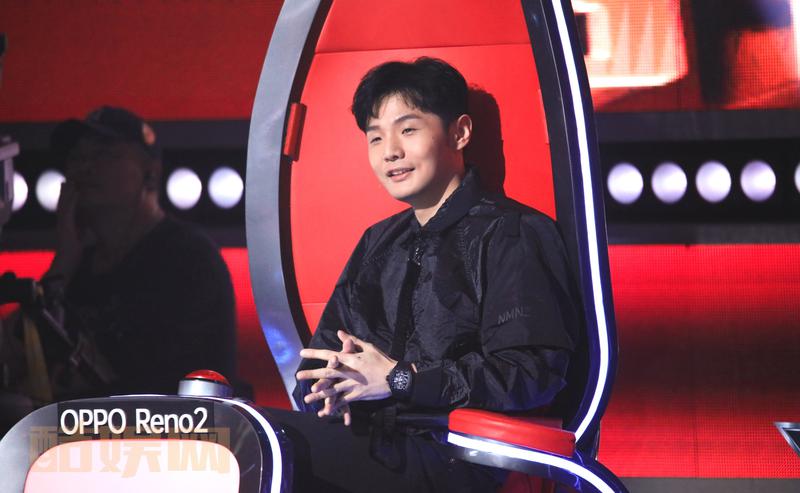 #李荣浩[超话]#祝鲸鱼宝宝们中秋快乐[心]今晚，记得和家人们一起吃着团圆饭看着好声音哦～～#李荣浩中国好声音# @李荣浩 