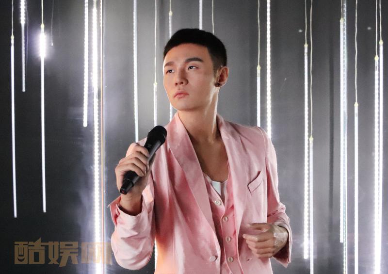 你没看错！鲸鱼们，老大@李荣浩 蜡像来了。带着迷人好声音，身穿精致小西装，在八月盛夏为你展现“一个人就是一支队伍”的唱作魅力。来与#李荣浩唱响上海杜莎#，一睹老大的舞台风采吧！ 