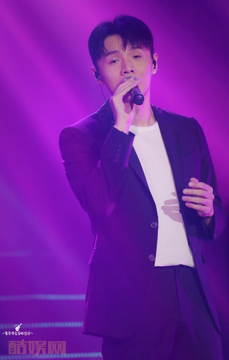 #李荣浩[超话]# 2019.09.20 爱宠狂欢节 高清9P-对你念念又不忘-@李荣浩 #念念又不忘[音乐]# 返图：花椒 