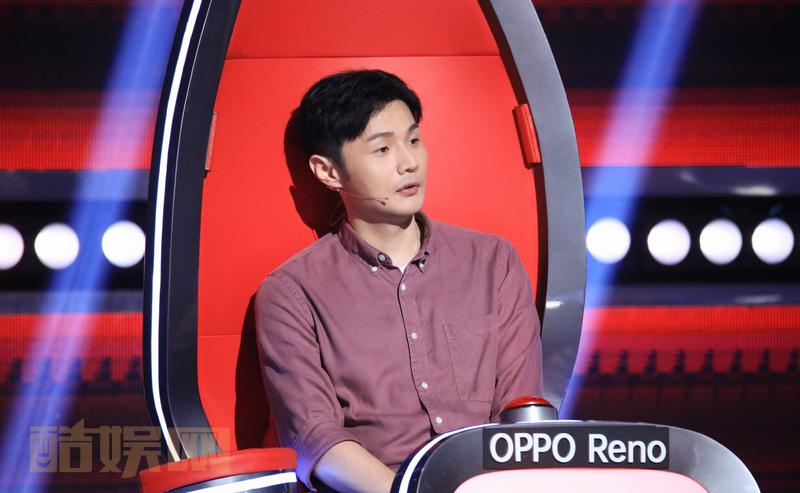 #李荣浩[超话]##李荣浩中国好声音# 来，告诉你个秘密，我哥在好声音的舞台上cue到“尔康永琪”啦，究竟是什么让我哥如此神脑补？[偷笑]