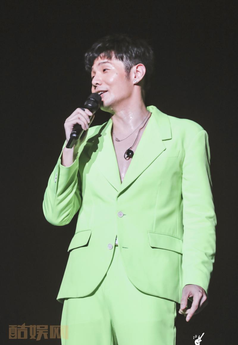 #李荣浩[超话]##李荣浩年少有为世界巡回演唱会# 年少有为济南站|0824【一直跟随你】@李荣浩 二传二改截水印返图：花椒  