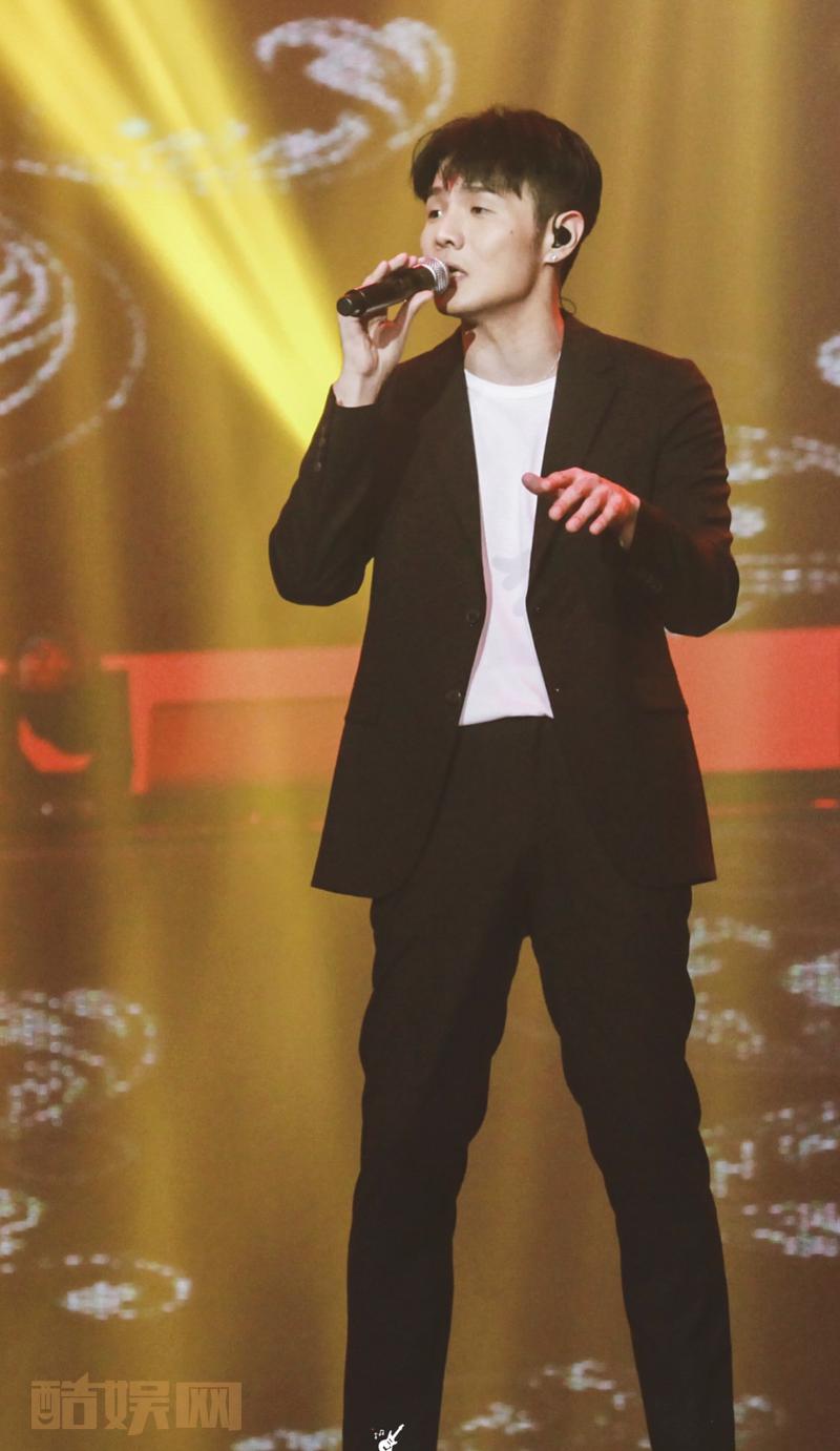 #李荣浩[超话]# 2019.09.20 爱宠狂欢节 高清9P忘不掉的是什么我也不知道放不下熟悉片段回头望一眼 已经很多年的时间透过手指间看着天@李荣浩 