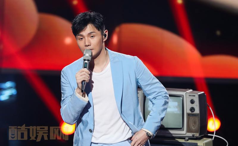 #李荣浩[超话]##李荣浩中国好声音# 中秋佳节将至，好声音用歌声唱响团圆之夜，猜猜是谁的脚步近了？[笑而不语]今晚9 ：10，锁定浙江卫视，一起竖起《耳朵》听《贫穷或富有》