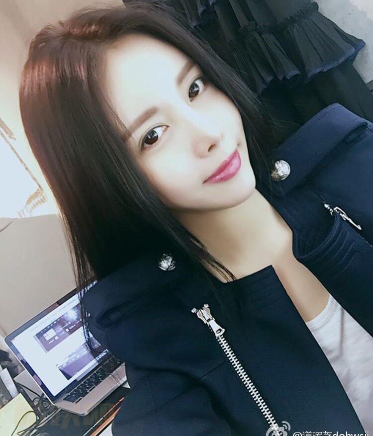 我出来选以后上新的款啦！手链是我常去的银饰店老板定制了送给我的哟！真好看！哈哈秀出来纯属显摆