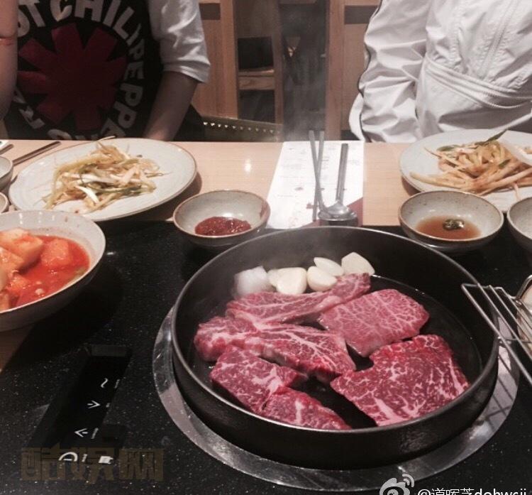 深夜放毒来啦，过两天把我喜欢吃的餐厅整理出来给大家，说不定你们来首尔玩用得到呢！是不是? 야밤에 음식사진올려용. 다음엔 자주가는 맛있는 가게 정리해서 보여드릴게요. 서울에 놀러오시는 분들 꼭 저장해두세용^^ 韩国&middot;首尔 