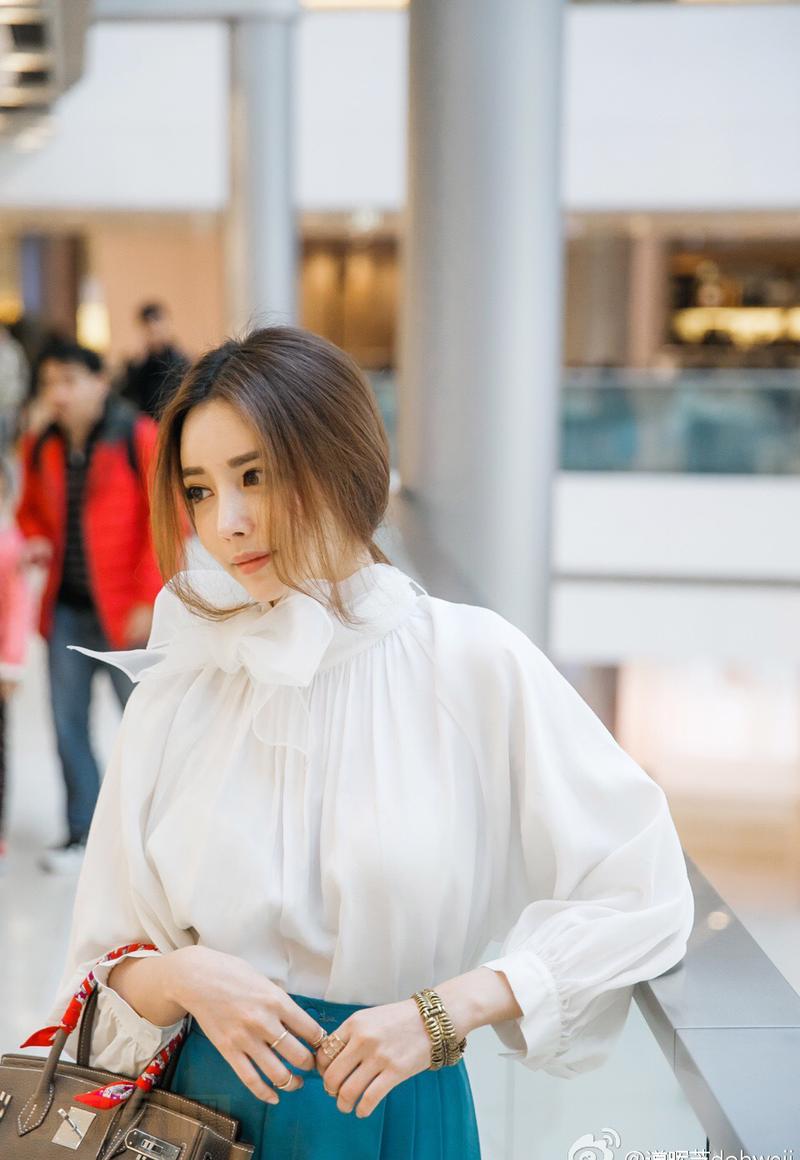 여성스러운거 별로없는데 백화점에가도 원피스가 너무 정장스타일이라서 안맞았어요! 이블라우스는 짧은 꽃무늬 치마랑 매치해도 예쁘고 원단도 부드러워요! 레이스원피스도 무늬가 독특하고 학생들이 입어도 잘 어울려서 입고 나가면 많이들 물어봐요! 실물이 사진보다 더 예쁩니당!