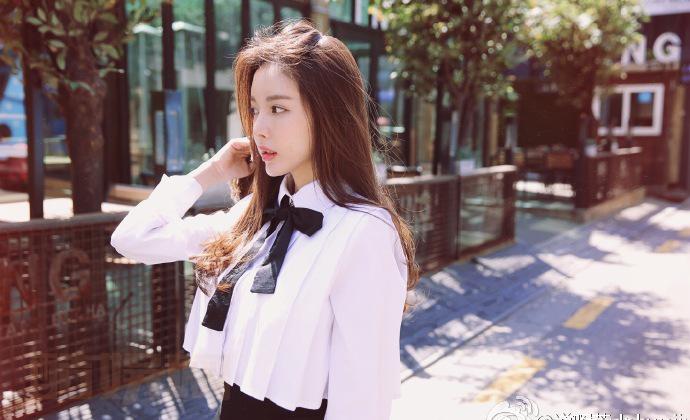 4月28日10点出游季大上新 新品预览首页已经出来咯 让你们提前加购收藏 让你甜美 清纯 可爱 酷 大牌走遍天下都不怕 ，上新记得转发艾特小伙伴 还会中免单的哦！无线店铺链接RqW095r   