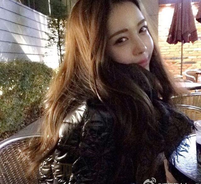 퇴근길에 만나서 손잡고 군고구마사서 호호불면서 티비를 봤음 좋겠다고 회지는 말했습니다. (&ldquo;希望在下班后与你见面，牵着手去买烤地瓜，回家后，一边呼呼地吹散地瓜的热气，一边看电视。&rdquo;  by晖芝） 