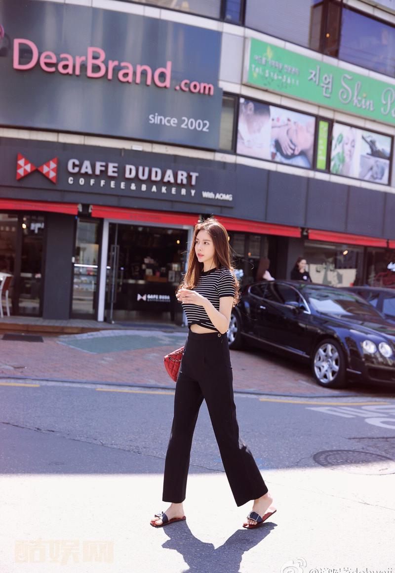 【 今天上午10点 New arrival 】这次特意为你们准备了很好搭配也很容易驾驭 可以承包你衣柜的系列 并且今天店铺限时折扣两件包邮哦 你们准备好了没 ，