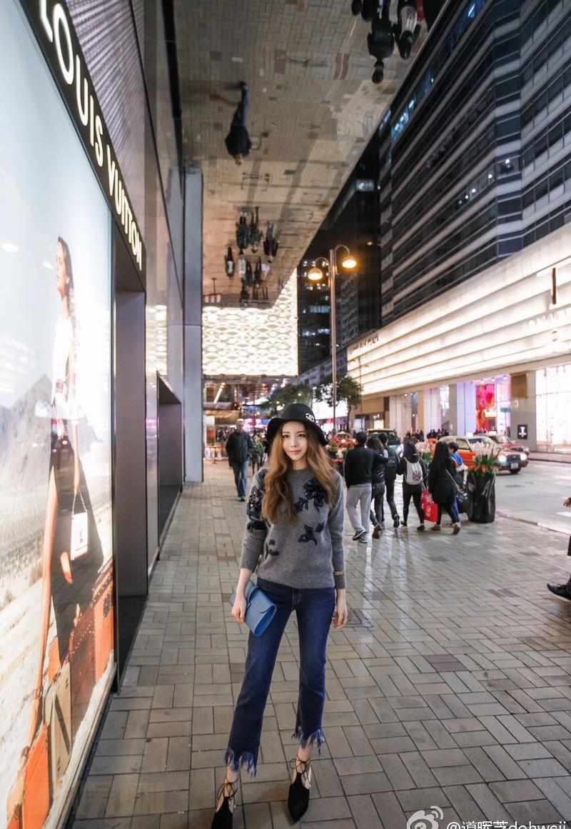 这条牛仔裤改了好几次版， 为了做到和原版一样所以这次还没有上～做好了马上通知大家哦 이 청바지는 제가 입은거랑 똑같이 만들려고 여러번 수정 들어가고있어서 아직 업뎃 못하고있어요~ 완벽하게 제작되는데로 여러분께 알려드릴게용~ 