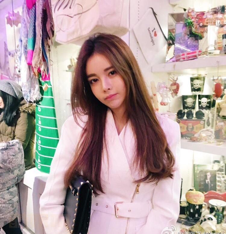 신상은 담주월욜에 오픈하는거 어때용?저 댓글 다 보구있어요! 사진3,4신발에 대해서 많이 물어보시는데..이거 선물로 받은거예요!좋아하는 사람들 손!