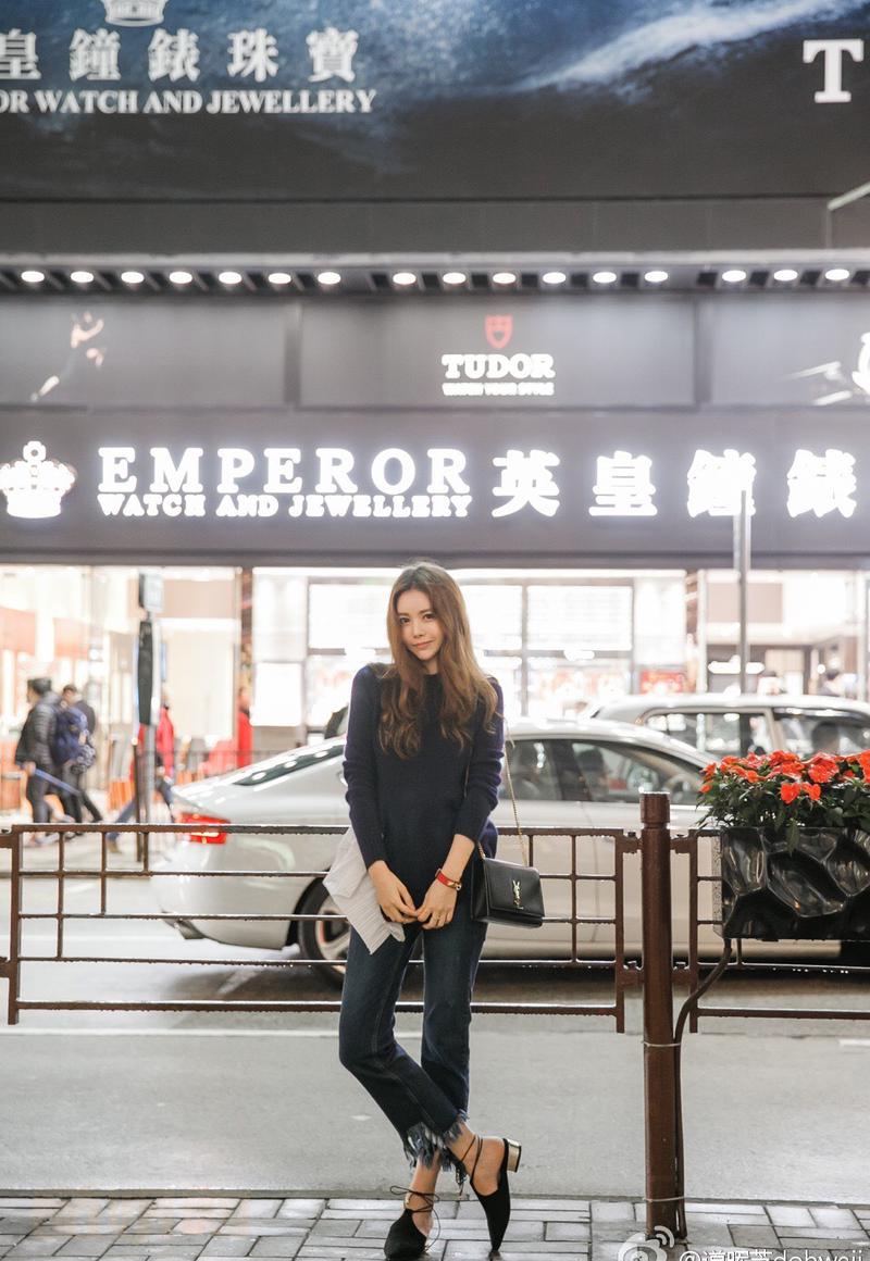 맞다!청바지 문의를 많이 들어왔는데 바지도 벌써 공장으로 보냈어요!!문제없으면 업데이트할수 있을 것같아용! 가죽셔츠나 코트는 날씨땜에 추워질때 업데이트할 예정이에요!