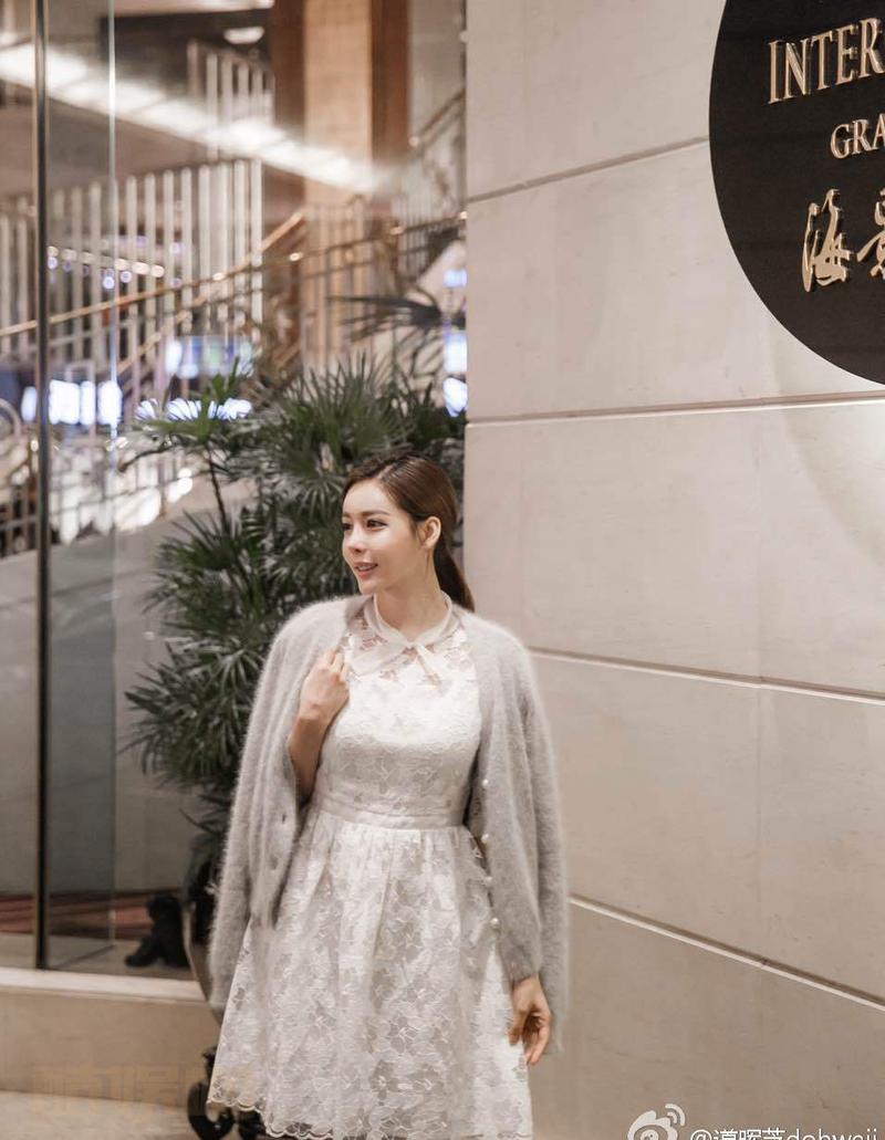 안뇽~ 회지에요! 오늘 중국시간 10시에 쇼핑몰 오픈해요. 맘에드는 옷 있으시면오늘 바로 구매할수있어요.처음이라 아직 부족한점이  많지만 많이많이 노력하겠습니당~ 화이팅!Hello ~  今天早10点上新，喜欢的宝宝们可以去我的网店拍下哦，第一次上新不足的地方，我会努力哒～RGazQU2 