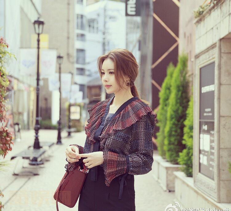 这款的细节图哦可以在我的以下地 .址购.买哦！戳这里：RqwG1L1  我现在在整理我平时爱吃的首尔美食攻略啦！翻译说中国5月份有假期！可能有一些粉丝需要！（요아이는 여기서 구매하실수있어요