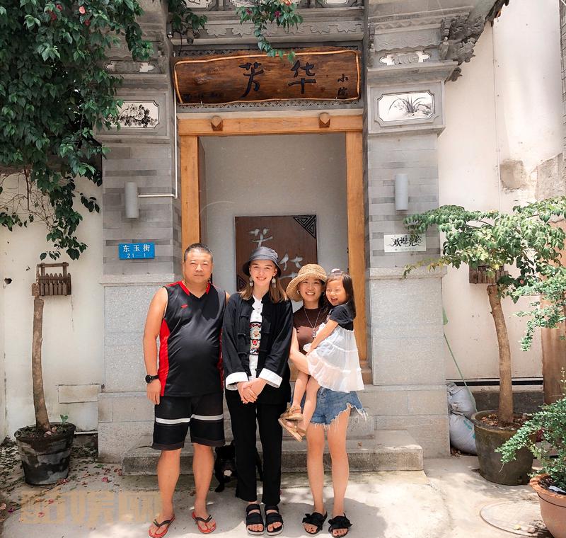 这次去大理拍戏很辛苦、但是运气好因为是住的这个酒店。真的太幸运了。酒店的老板是东北人、和媳妇还有小女孩子三个人生活在大理已经3年了。开了这家酒店。养两只猫、一只狗、很恋人的哈哈。这几天对我们非常非多热情。今天走多时候还给我们做了东北菜、唉在外地能遇见那么热情的人真的很感动。这不是...全文