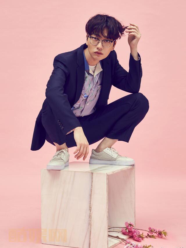 #李东辉##李东辉0722生日快乐# 李东辉&Customellow 合作代言照~粉色Boy系[甩甩手][甩甩手][甩甩手][甩甩手]（cr:R5bzrBO） 