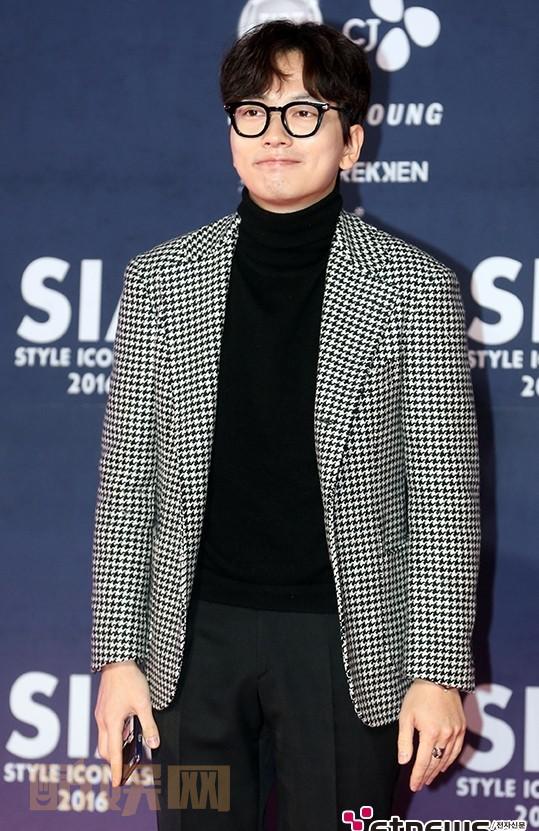 #李东辉#15日下午走上在首尔东大门DDP举办的&ldquo;#2016 Style Icon Asia#&rdquo;红毯。随意中有很帅气~[xkl拥抱] 